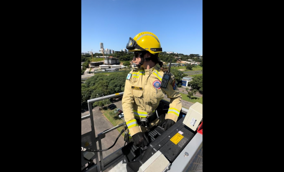 Cabo Luquetta no comando da Autoplataforma Móvel.