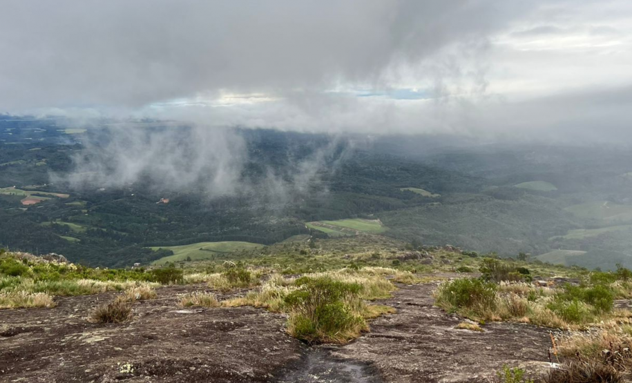 Equipe de busca localiza homem de 62 anos perdido no Morro do Araçatuba.