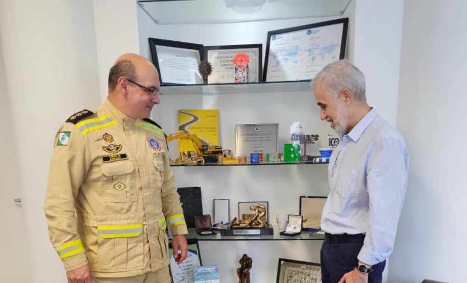 Comitiva do Corpo de Bombeiros faz visita ao Instituto de Engenharia do Paraná (IEP).