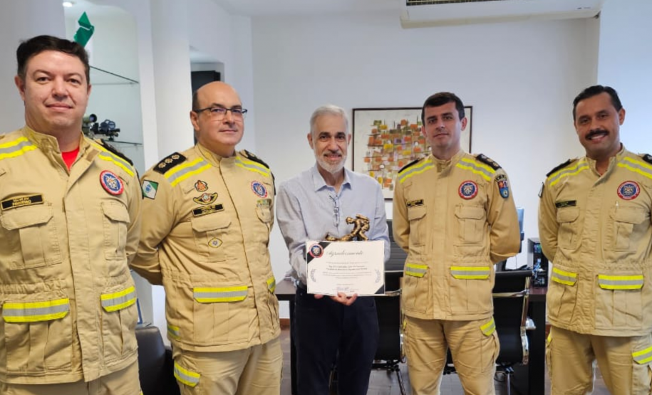Comitiva do Corpo de Bombeiros faz visita ao Instituto de Engenharia do Paraná (IEP).