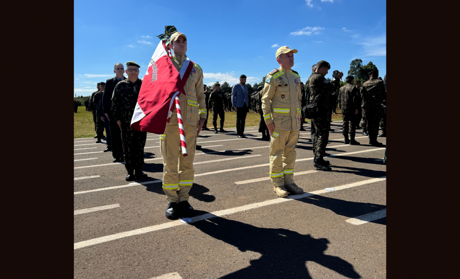 Corpo de Bombeiros Militar do Paraná recebe medalha do Exército Brasileiro.
