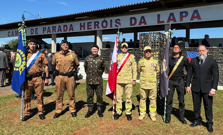 Corpo de Bombeiros Militar do Paraná recebe medalha do Exército Brasileiro.