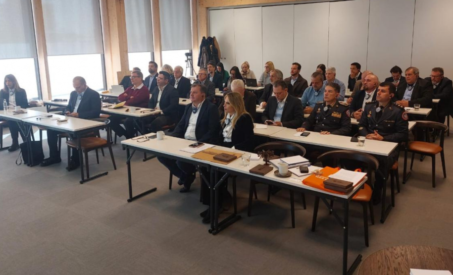 Visita do Corpo de Bombeiros Militar do Paraná à Suécia para analisar a tecnologia de madeira engenheirada.