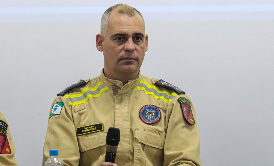 Bombeiros do Paraná retornam de ação para resgatar vítimas de enchentes no RS.