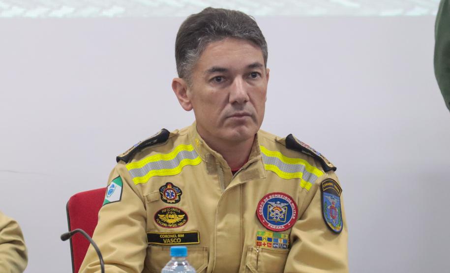 Bombeiros do Paraná retornam de ação para resgatar vítimas de enchentes no RS.