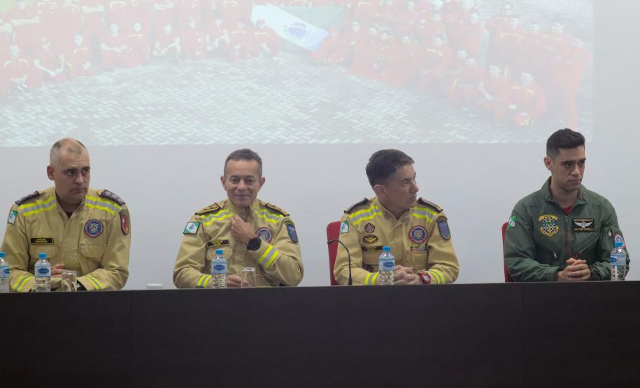 Bombeiros do Paraná retornam de ação para resgatar vítimas de enchentes no RS.