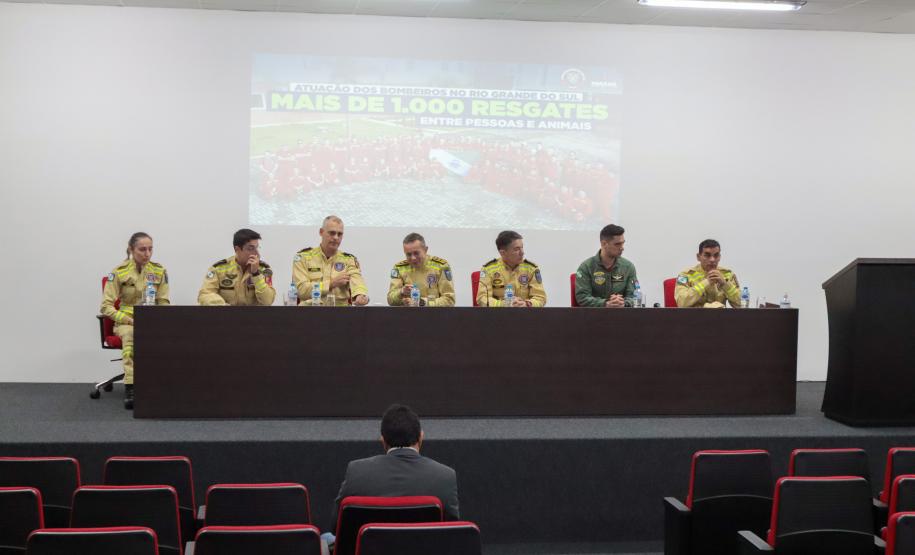 Bombeiros do Paraná retornam de ação para resgatar vítimas de enchentes no RS.