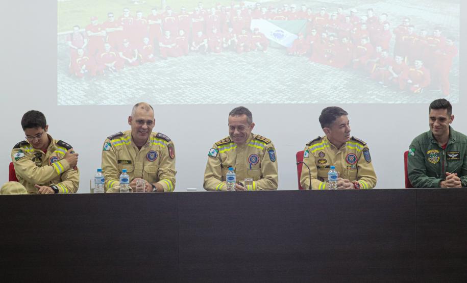 Bombeiros do Paraná retornam de ação para resgatar vítimas de enchentes no RS.
