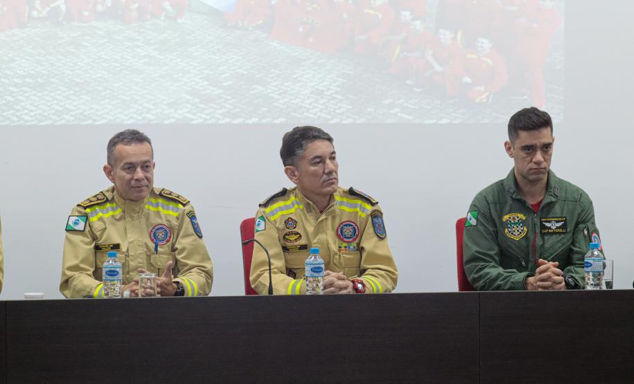 Bombeiros do Paraná retornam de ação para resgatar vítimas de enchentes no RS.