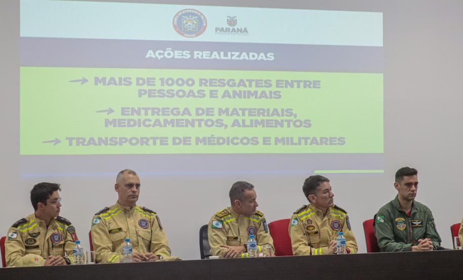 Bombeiros do Paraná retornam de ação para resgatar vítimas de enchentes no RS.