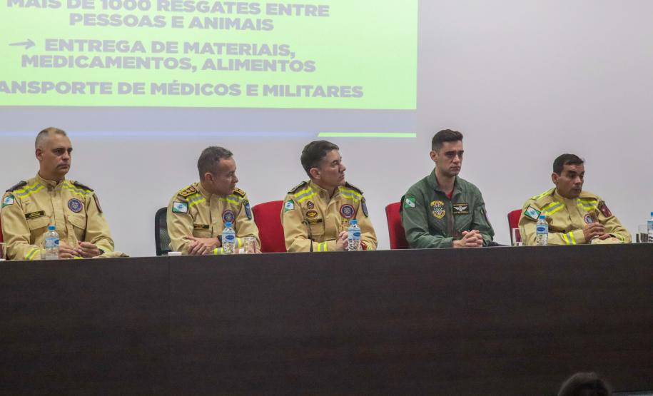 Bombeiros do Paraná retornam de ação para resgatar vítimas de enchentes no RS.