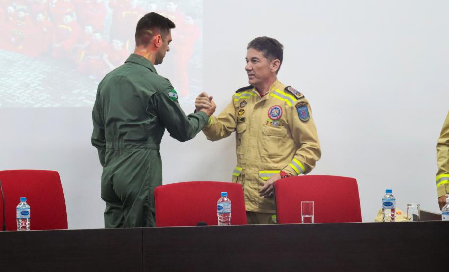 Bombeiros do Paraná retornam de ação para resgatar vítimas de enchentes no RS.