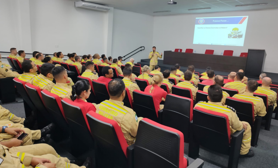 Madeira engenheirada: reunião no CBMPR.