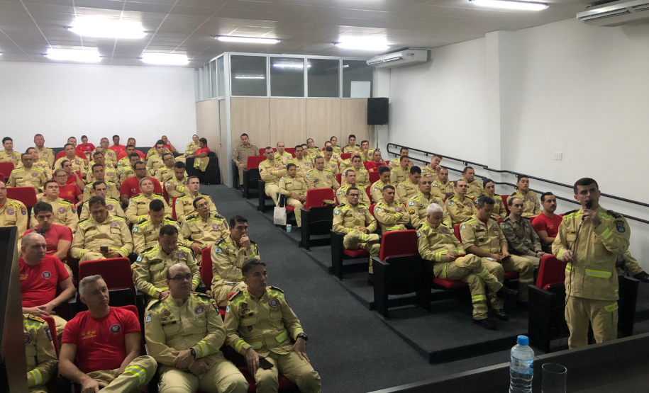Madeira engenheirada: reunião no CBMPR.