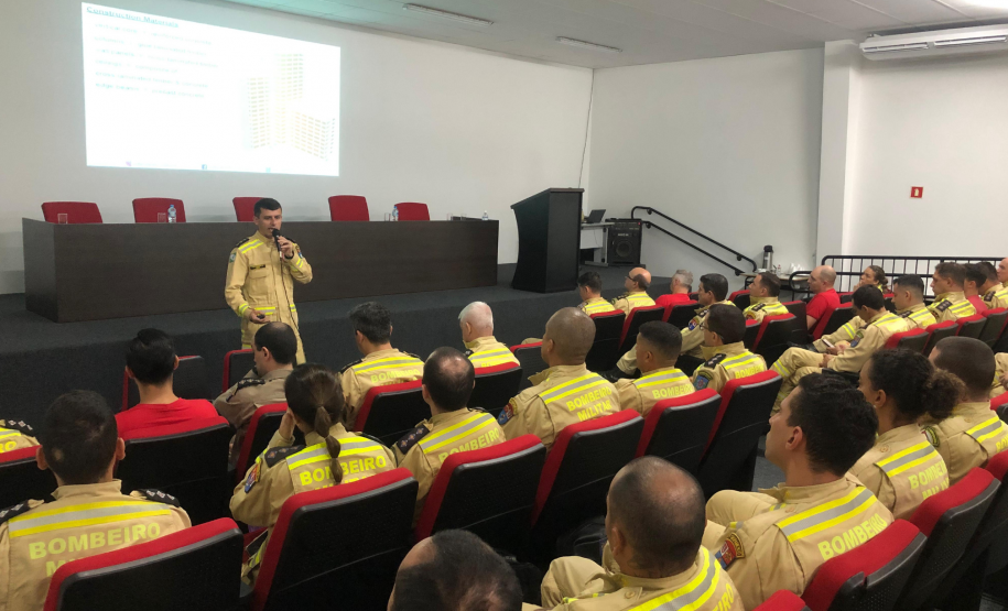 Madeira engenheirada: reunião no CBMPR.