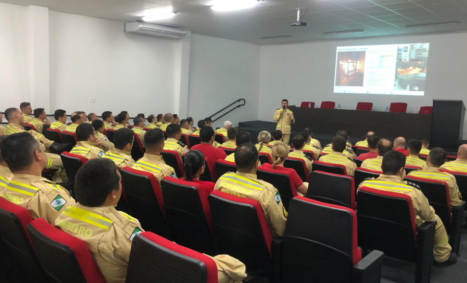 Madeira engenheirada: reunião no CBMPR.