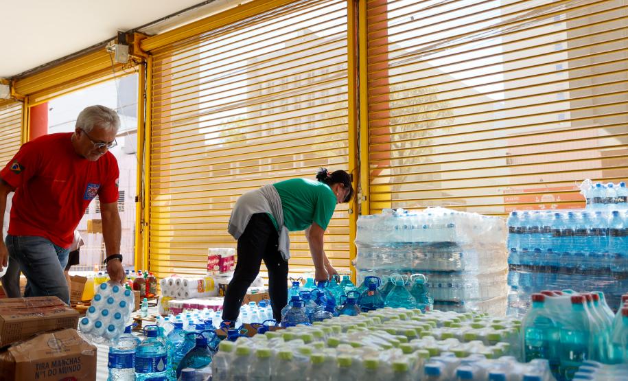 Doação no Corpo de Bombeiros de materiais e alimentos a vítimas das enchentes no Rio Grande do Sul.