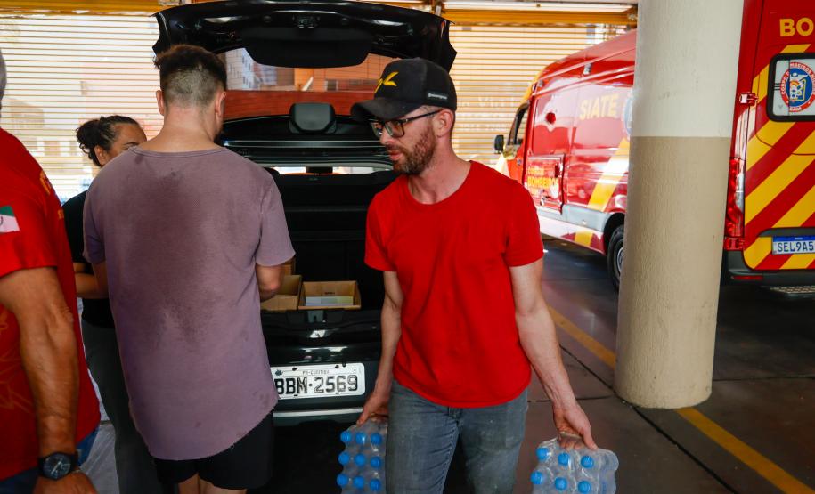 Doação no Corpo de Bombeiros de materiais e alimentos a vítimas das enchentes no Rio Grande do Sul.