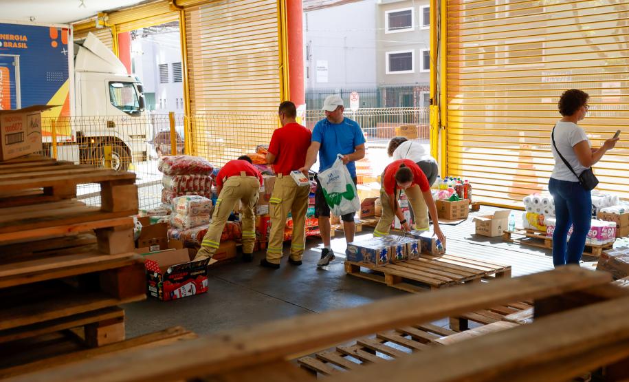 Doação no Corpo de Bombeiros de materiais e alimentos a vítimas das enchentes no Rio Grande do Sul.