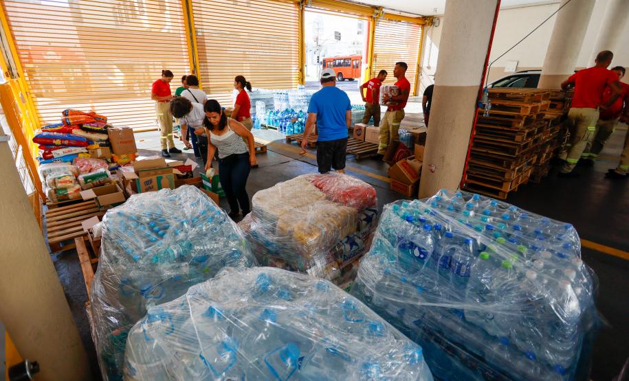 Doação no Corpo de Bombeiros de materiais e alimentos a vítimas das enchentes no Rio Grande do Sul.