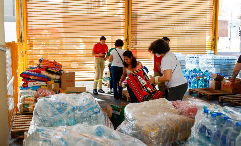 Doação no Corpo de Bombeiros de materiais e alimentos a vítimas das enchentes no Rio Grande do Sul.