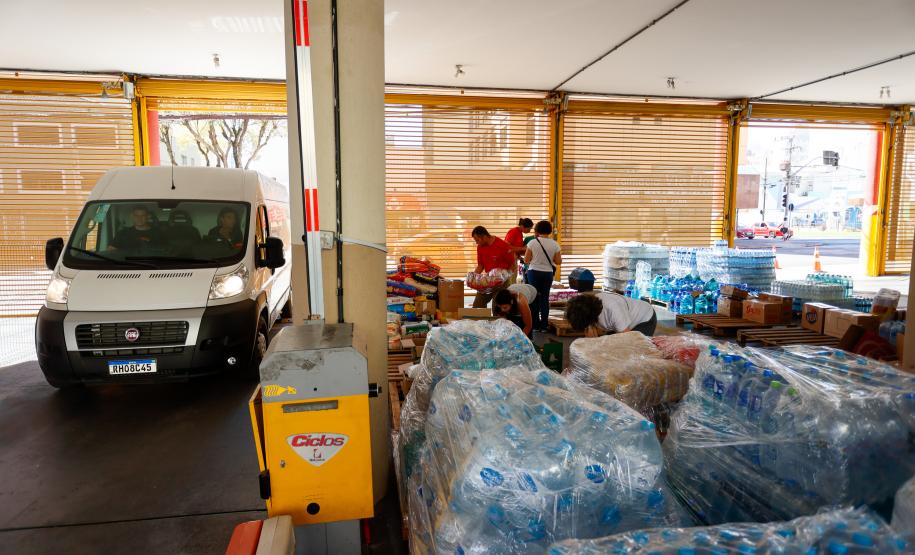 Doação no Corpo de Bombeiros de materiais e alimentos a vítimas das enchentes no Rio Grande do Sul.
