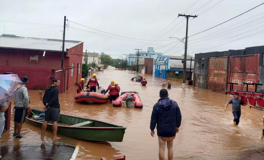 Paraná está auxiliando os gaúchos em meio a desastre natural.
