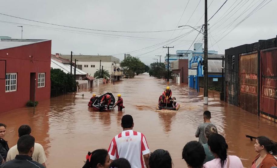Paraná está auxiliando os gaúchos em meio a desastre natural.