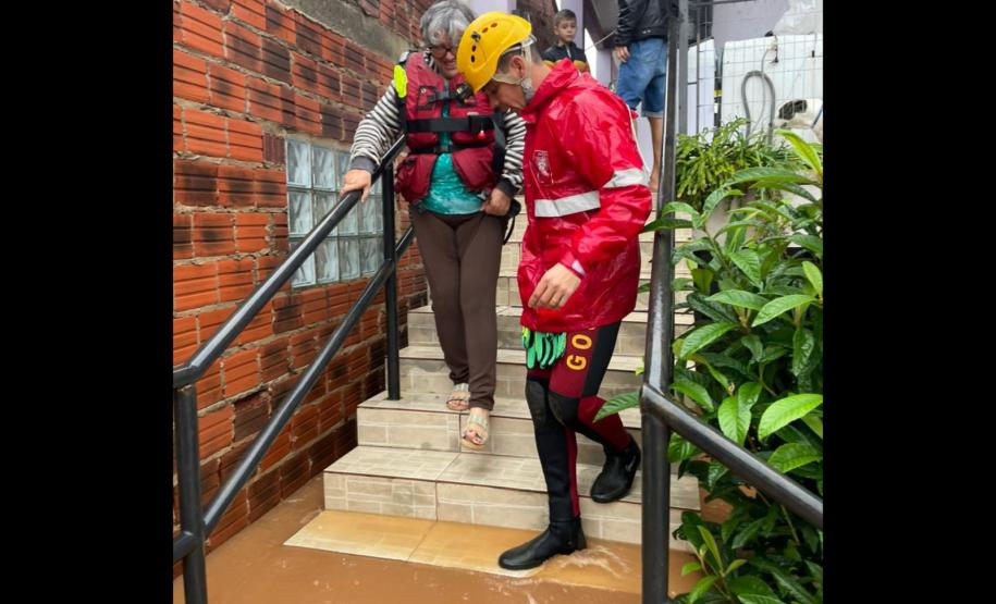 Paraná está auxiliando os gaúchos em meio a desastre natural.