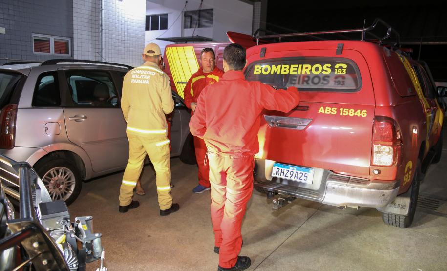 Bombeiros do Paraná retornam de ação para resgatar vítimas de enchentes no RS.