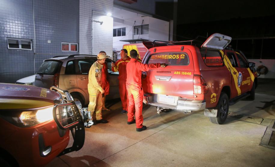 Bombeiros do Paraná retornam de ação para resgatar vítimas de enchentes no RS.