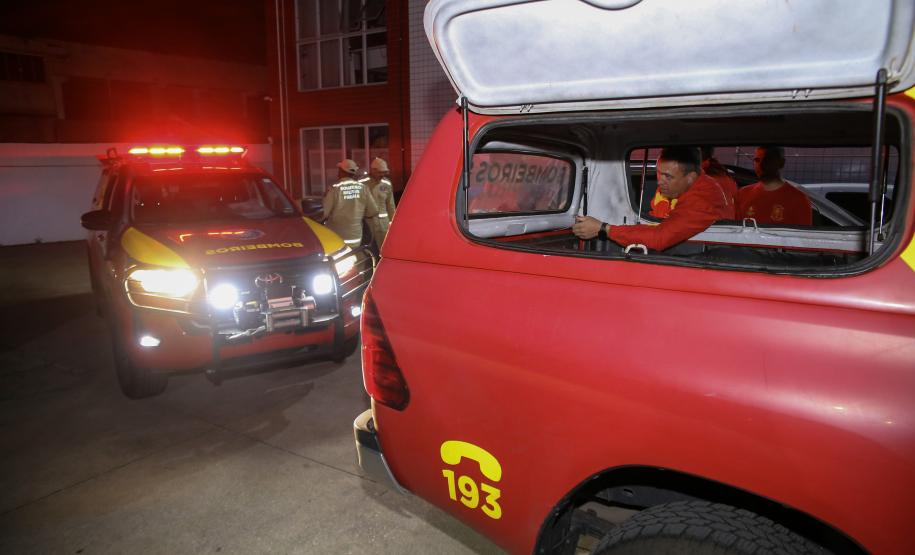 Bombeiros do Paraná retornam de ação para resgatar vítimas de enchentes no RS.