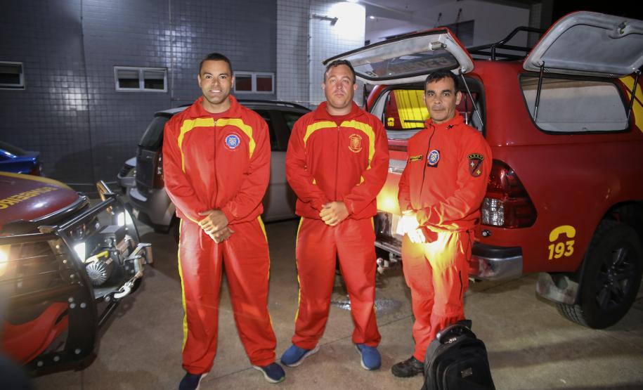 Bombeiros do Paraná retornam de ação para resgatar vítimas de enchentes no RS.