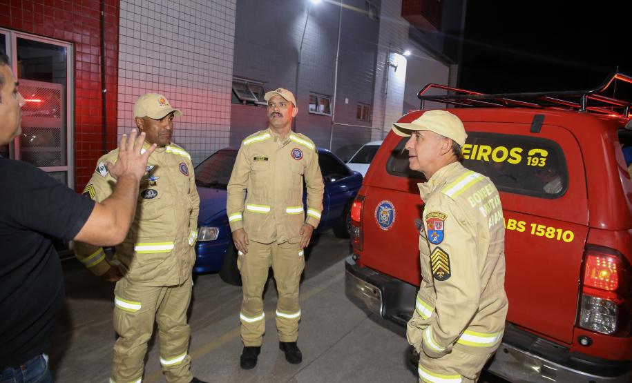 Bombeiros do Paraná retornam de ação para resgatar vítimas de enchentes no RS.