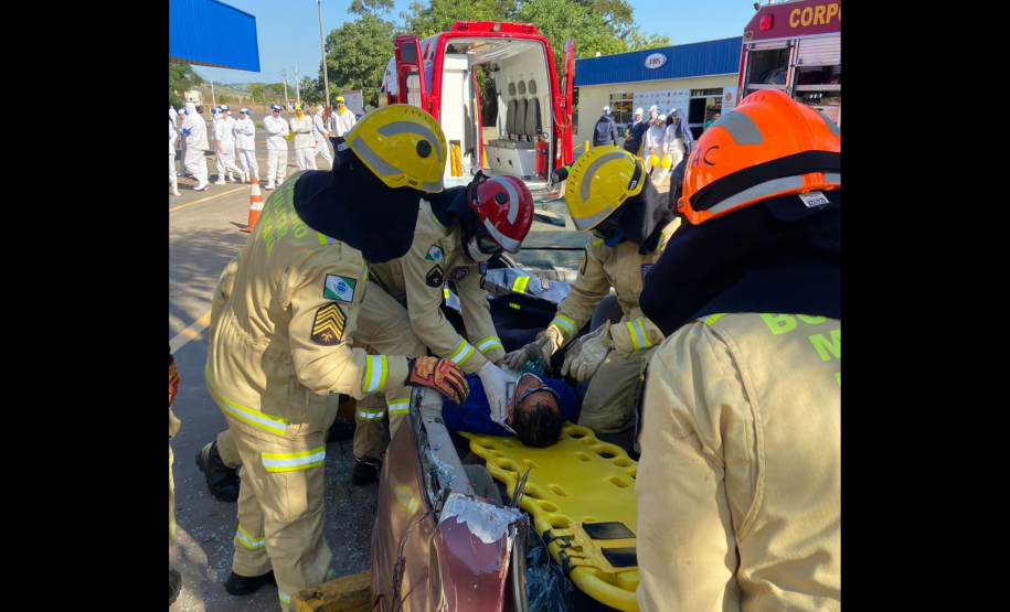 Simulado de atendimento de acidente de trânsito. Maio Amarelo 2024. Jacarezinho.
