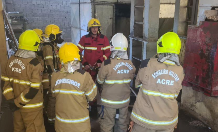 Curso do CBMPR para bombeiros do Acre sobre segurança em silos.