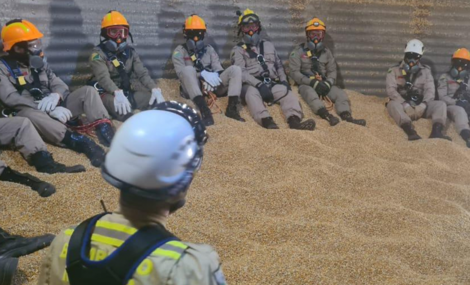 Curso do CBMPR para bombeiros do Acre sobre segurança em silos.