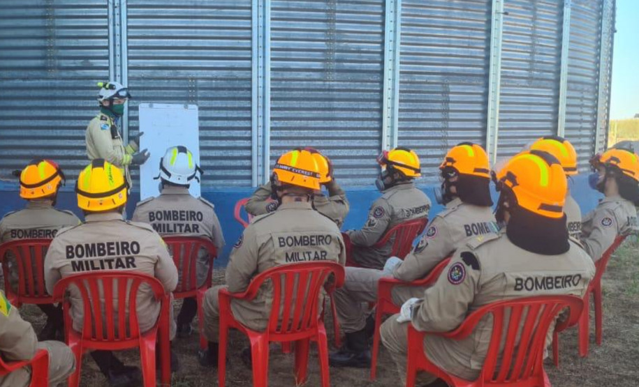 Curso do CBMPR para bombeiros do Acre sobre segurança em silos.