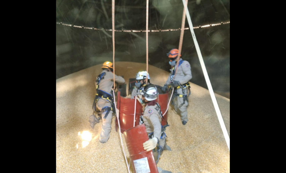 Curso do CBMPR para bombeiros do Acre sobre segurança em silos.