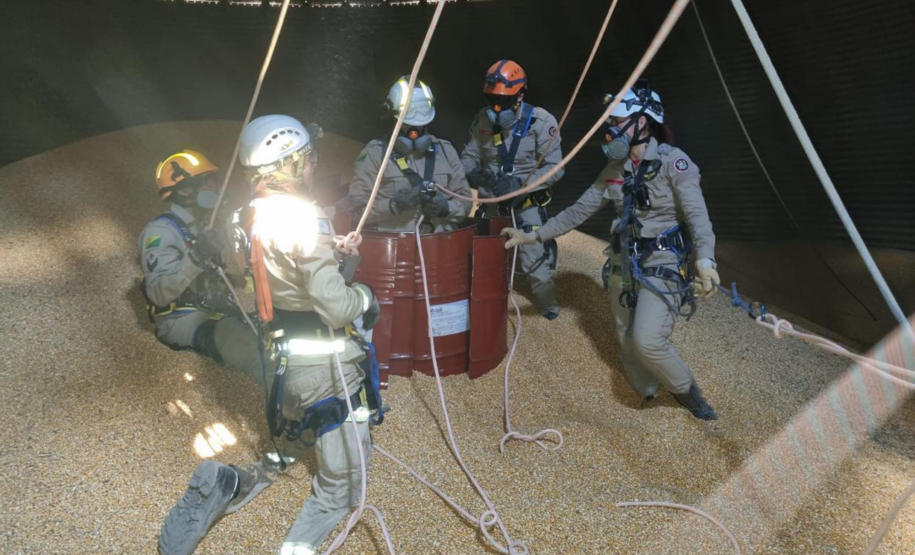 Curso do CBMPR para bombeiros do Acre sobre segurança em silos.