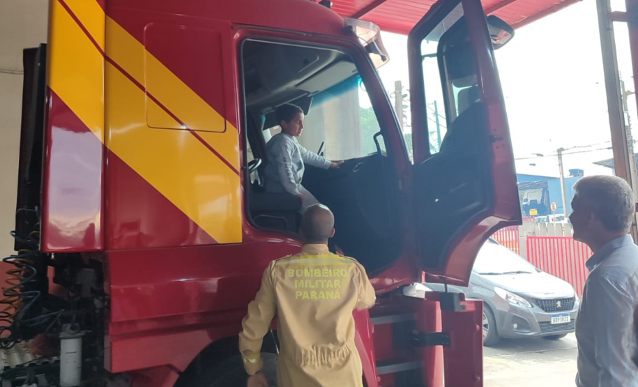 O menino Saymon Gabriel Pedroso comemorou o aniversário de 7 anos no Corpo de Bombeiros de Araucária.