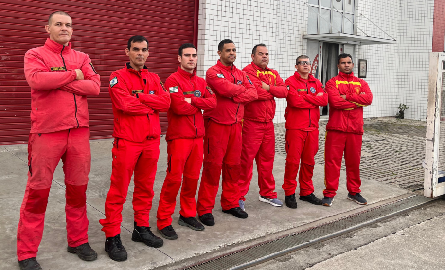 Bombeiros militares do Paraná retornam a Curitiba após o encerramento da operação no RS.