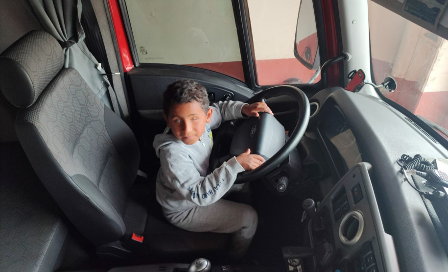 O menino Saymon Gabriel Pedroso comemorou o aniversário de 7 anos no Corpo de Bombeiros de Araucária.