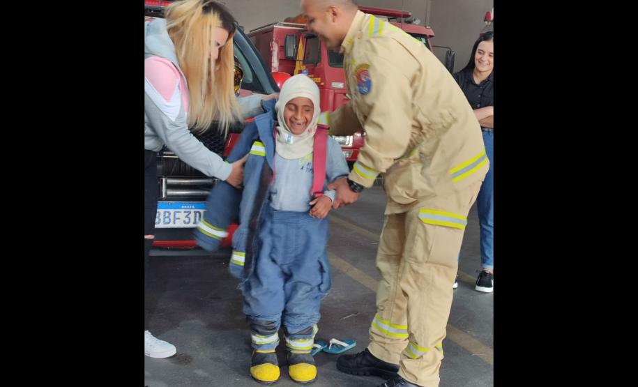 O menino Saymon Gabriel Pedroso comemorou o aniversário de 7 anos no Corpo de Bombeiros de Araucária.