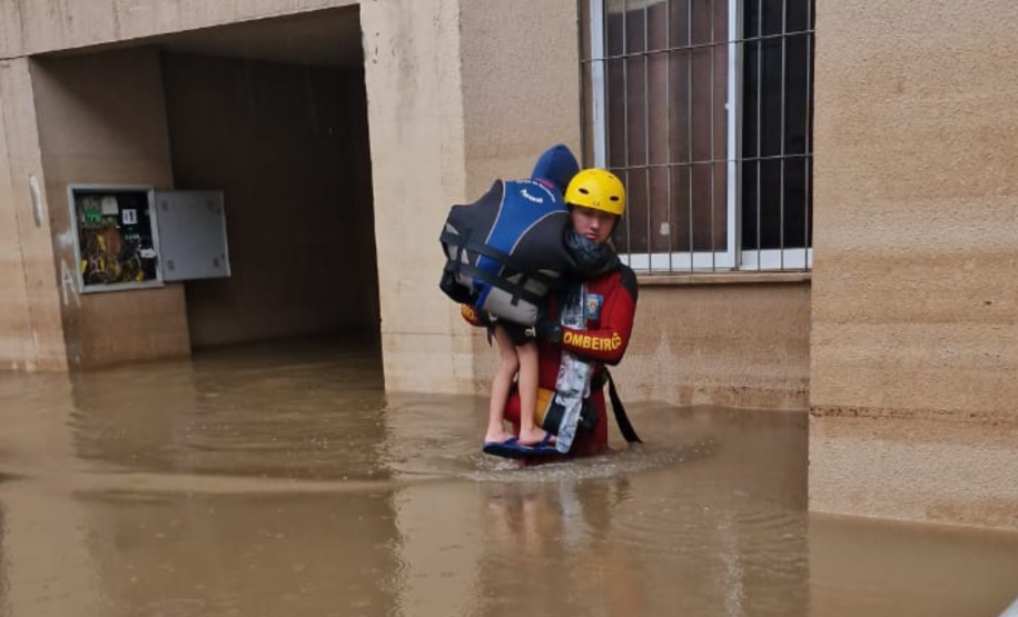 Bombeiros do Paraná em ação no RS em 2024.