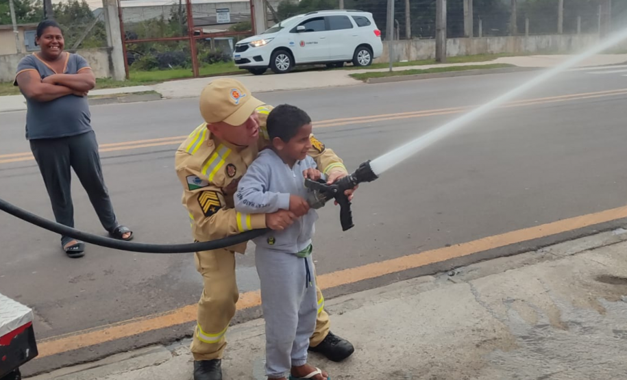 O menino Saymon Gabriel Pedroso comemorou o aniversário de 7 anos no Corpo de Bombeiros de Araucária.