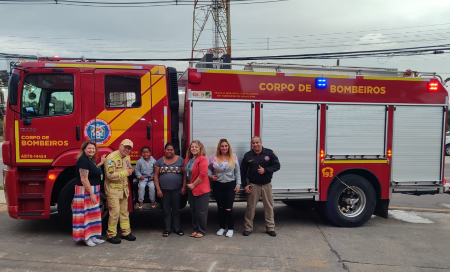 O menino Saymon Gabriel Pedroso comemorou o aniversário de 7 anos no Corpo de Bombeiros de Araucária.