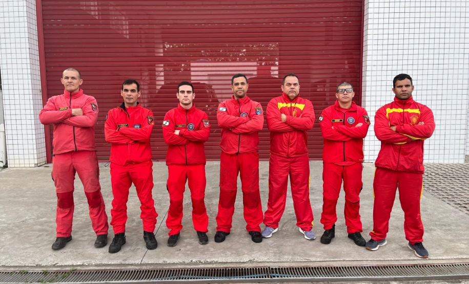 Bombeiros militares do Paraná retornam a Curitiba após o encerramento da operação no RS.