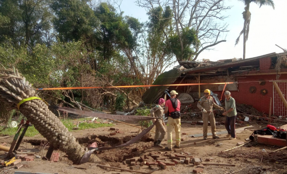 Bombeiros do Paraná em ação no Rio Grande do Sul em 2024.