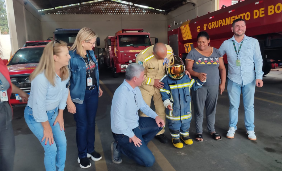 O menino Saymon Gabriel Pedroso comemorou o aniversário de 7 anos no Corpo de Bombeiros de Araucária.
